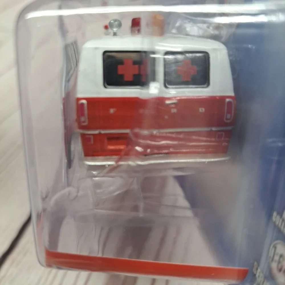 GREENLIGHT HOLLYWOOD 1970 FORD CLUB WAGON AMBULANCE 1/64 AIRPLANE! NIP
